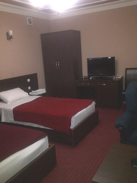Hotel Roma Prishtine Bagian luar foto