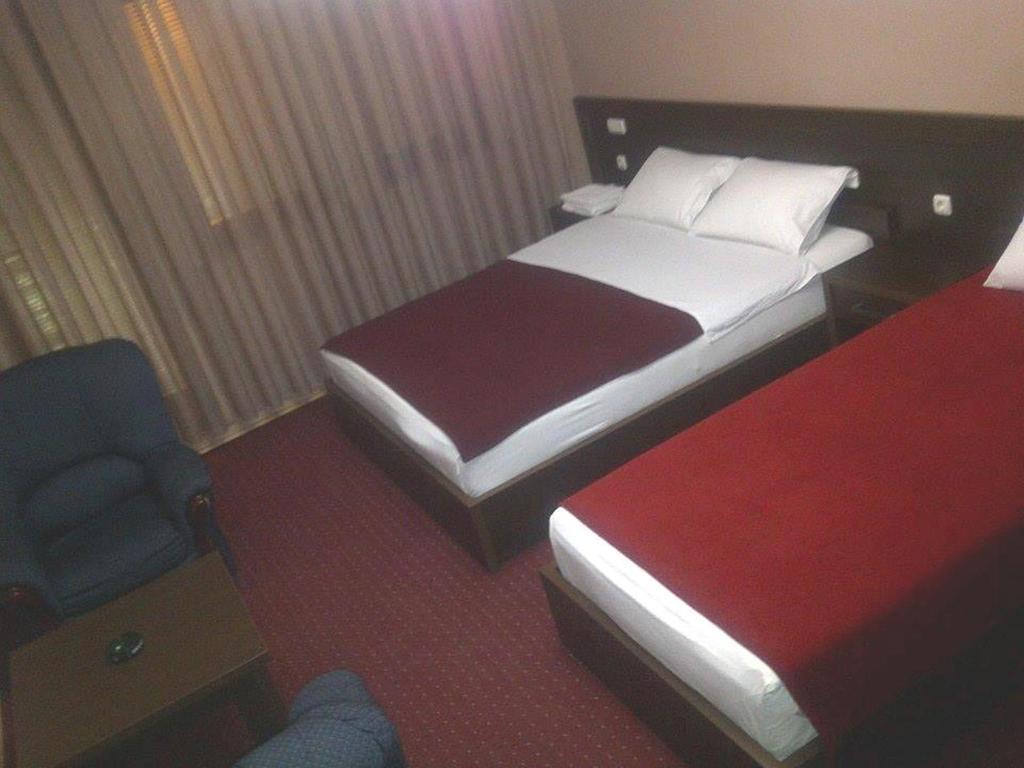 Hotel Roma Prishtine Ruang foto