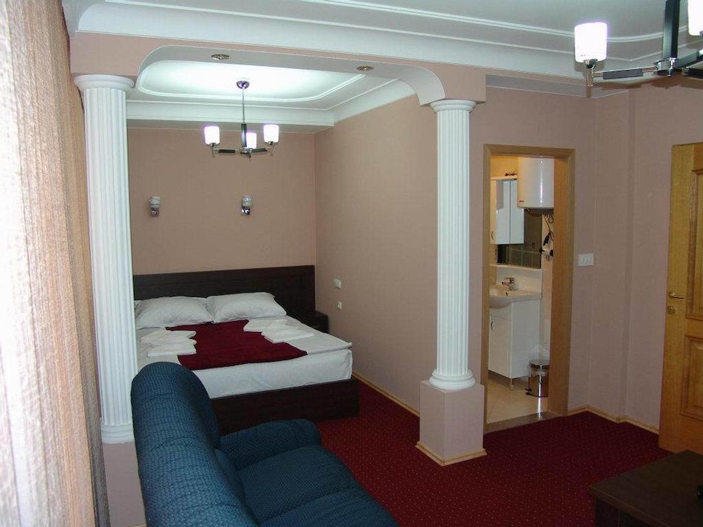 Hotel Roma Prishtine Bagian luar foto